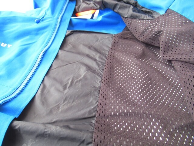 マムートハードシェルジャケット裏地スケスケの生地