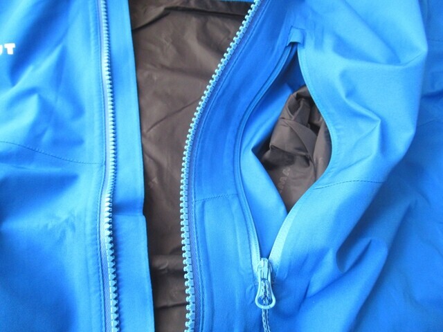 マムートハードシェルジャケット胸ポケット