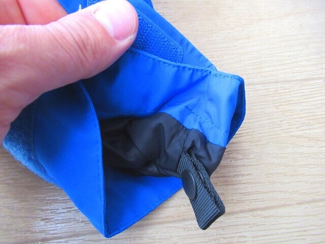 袖口にコードが設置されている