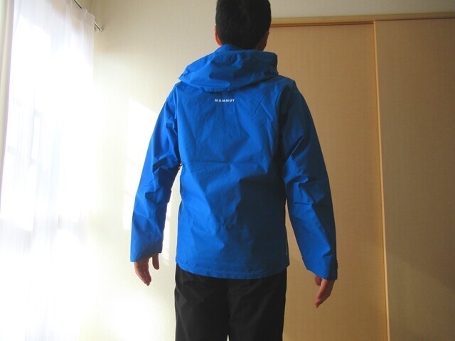 マムートハードシェルジャケットを着た背中のサイズ感