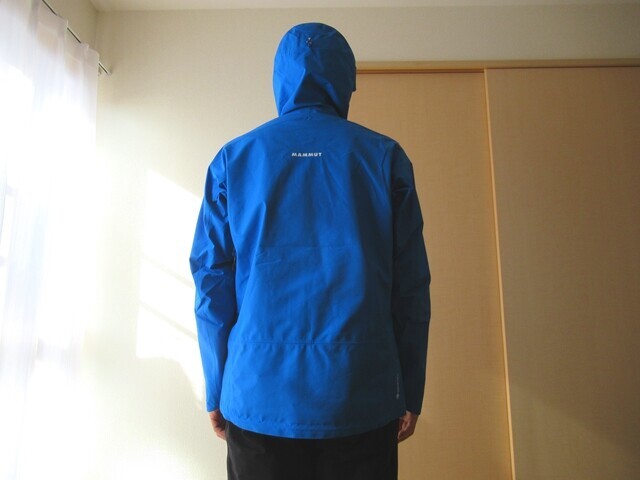 マムートハードシェルジャケット動きやすさレビューの様子