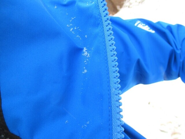 雪山でマムートハードシェルジャケットの防水性・撥水性レビュー様子