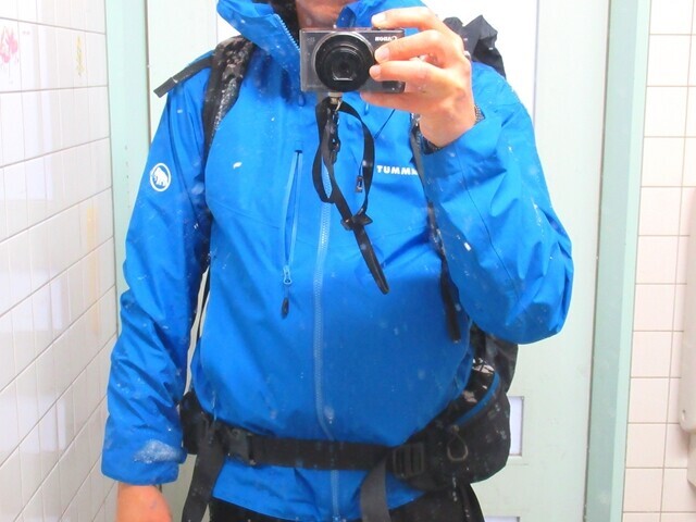 トイレで撮ったマムートハードシェルジャケットの防水性能・撥水性能のレビュー