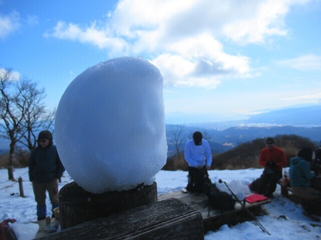 晒し首のような雪ダルマ