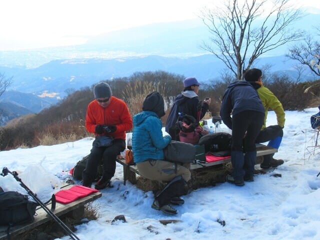 鍋割山山頂で休憩している様子