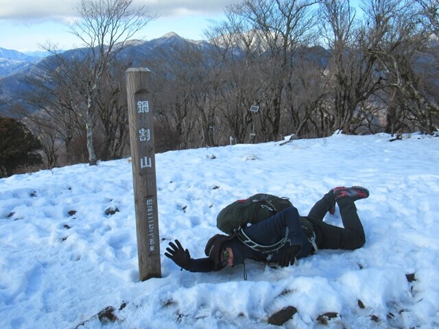 鍋割山登頂間近な登山者