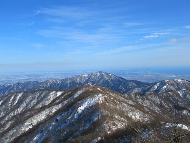 塔ノ岳山頂から見る雪の大山の景色