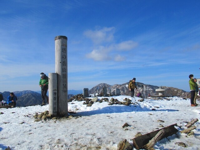 大混雑していた塔ノ岳山頂の様子