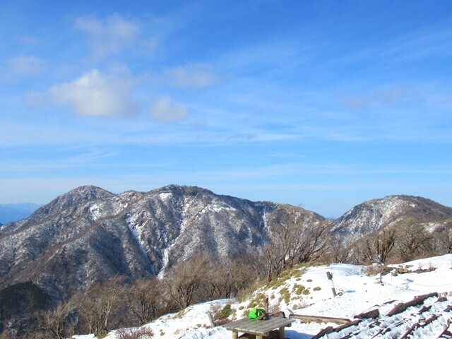 塔ノ岳山頂から見る雪の蛭ヶ岳方面の景色