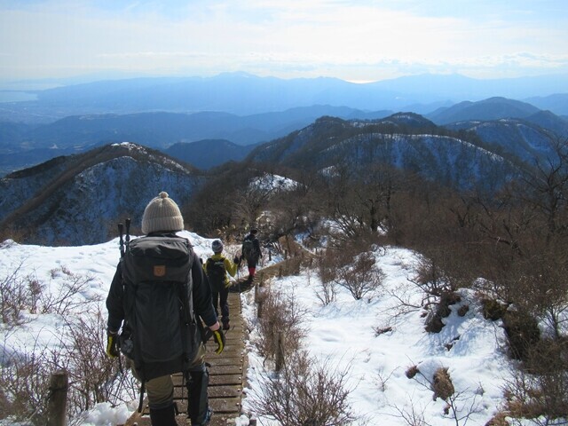 塔ノ岳の山頂から下山の様子