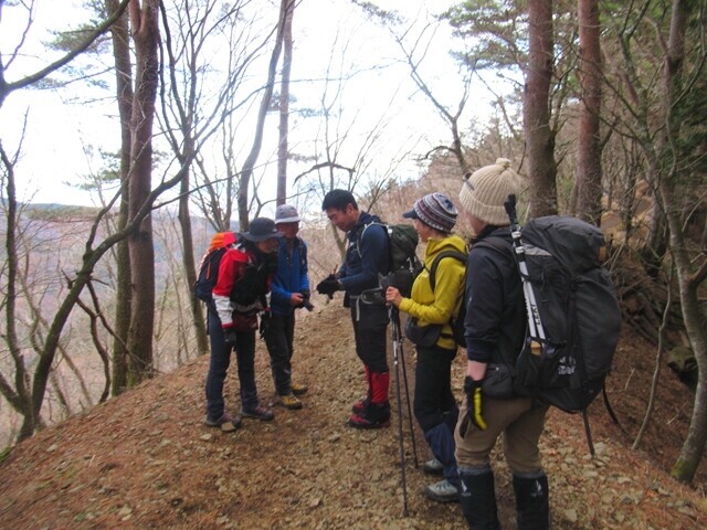 大倉尾根を下山中に登山仲間と再会の様子