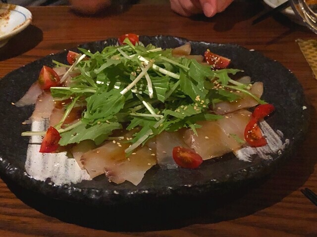 ５代目蔵Dining酒田屋商店の鯛のカルパッチョレビューの様子