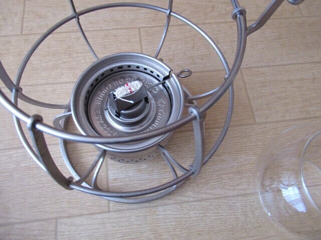 ThousWindsレイルロードランタンのホヤを外しオイルタンクと取り出した様子