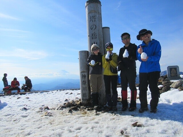 塔ノ岳の山頂で記念撮影の様子