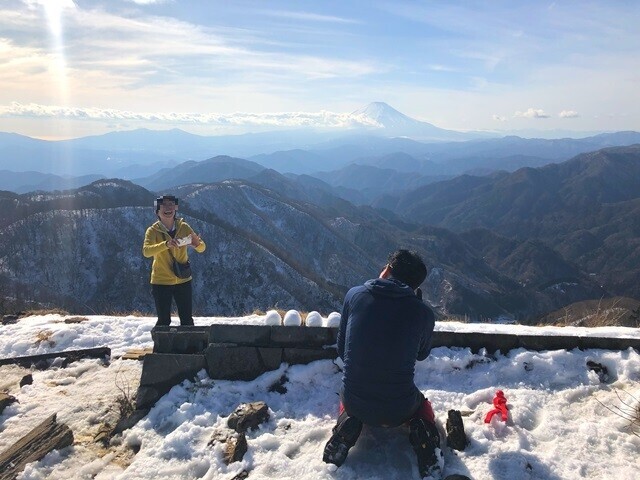 笑いながら撮影している登山者