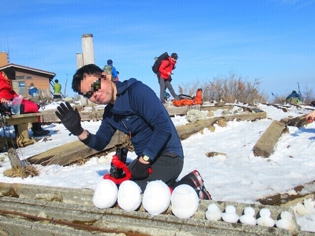 雪遊びしている登山者の様子