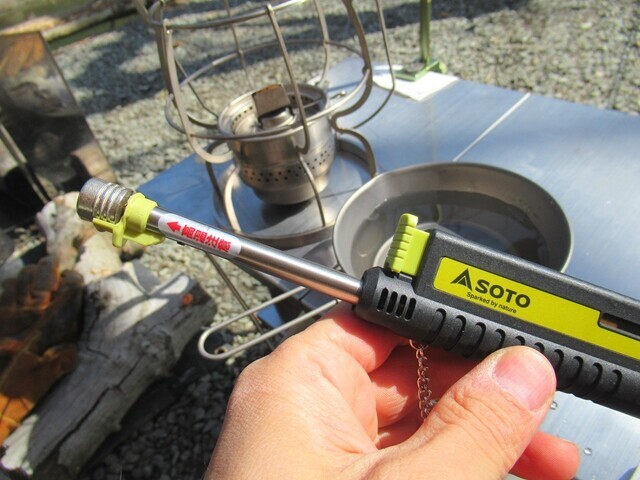 ThousWindsレイルロードランタンの着火におすすめがSOTOのライター