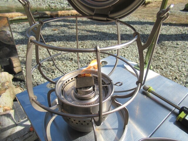 ランタンとシェラカップを使って調理の様子