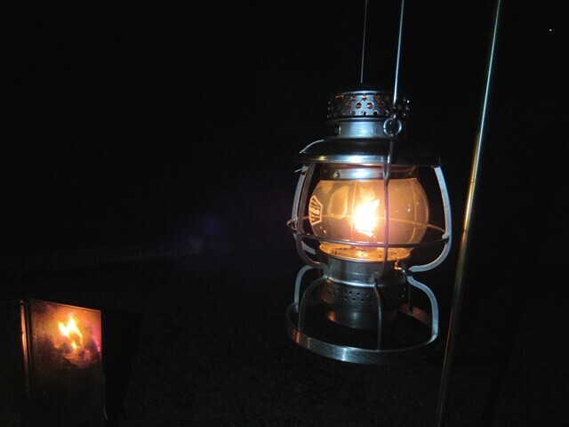 ThousWindsレイルロードランタンキャンプに便利な光と光量