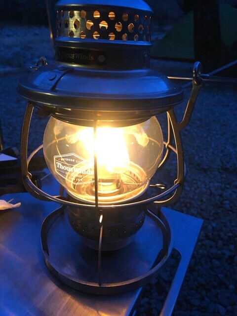 ThousWindsレイルロードランタン机の上に置いても光が良く届いて明るい