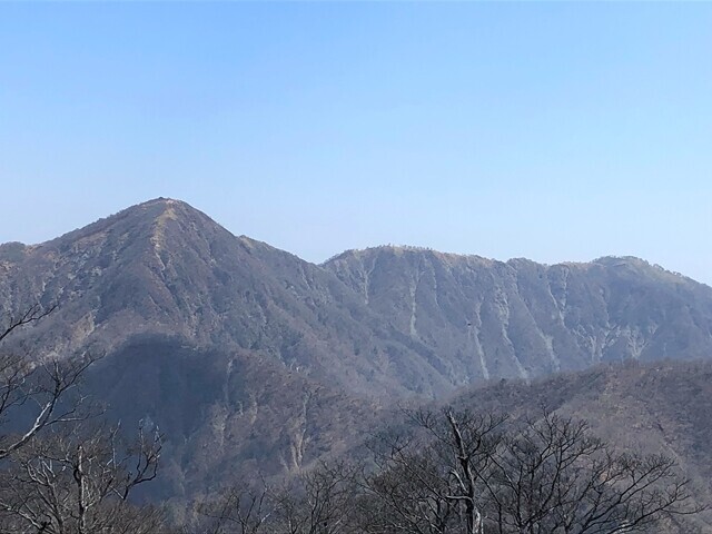 青ヶ岳山荘に向かっていると蛭ヶ岳の山頂景色