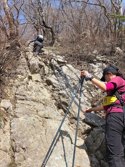 鎖場を登る山ガール
