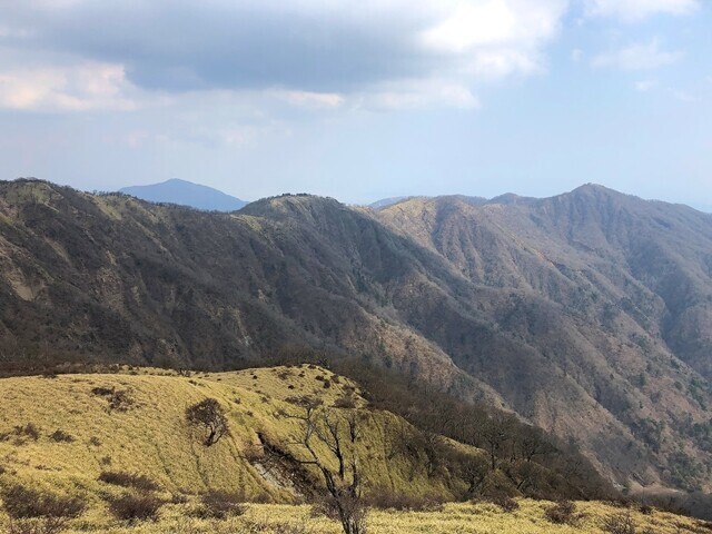 一番右のピークが大倉尾根入口になる塔ノ岳山頂