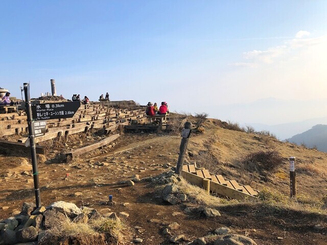 塔ノ岳山頂の混雑の様子