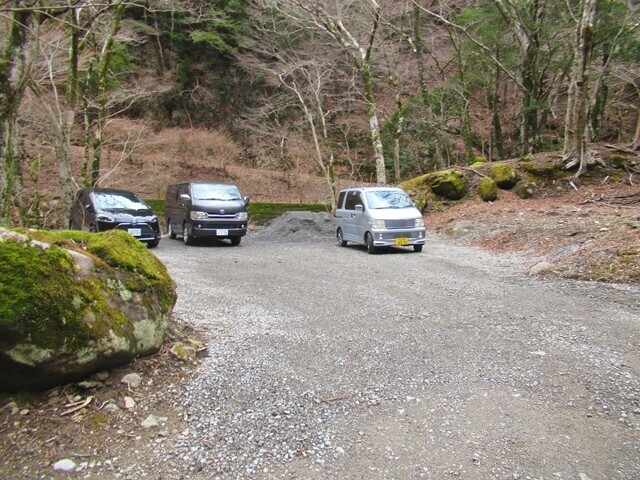 万三郎岳の登山口付近にも車を駐車できるスペースがある