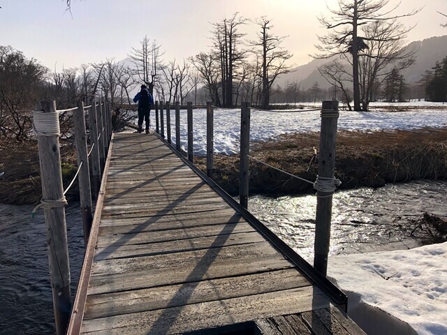 残雪期の尾瀬ヶ原ハイキング木道の様子