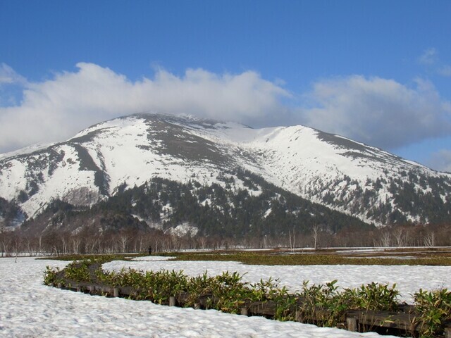 至仏山の山頂に雲が多く風も強い様子
