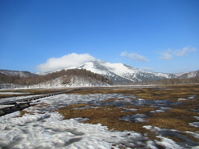 牛首分岐からの至仏山景色