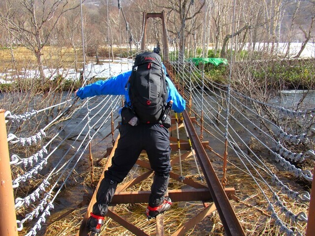 ヨッピ吊橋を渡っている様子