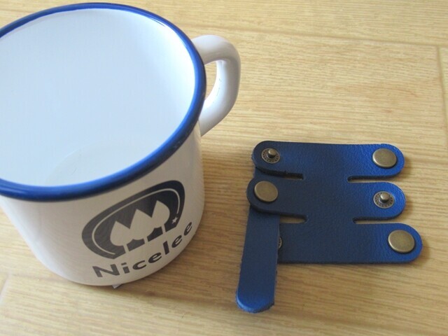 ナイスリーレザーバグカップハンドルカバーをホーローマグに装着の仕方