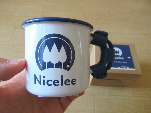 ナイスリーレザーバグカップハンドルカバーをホーローマグカップに装着完了の様子