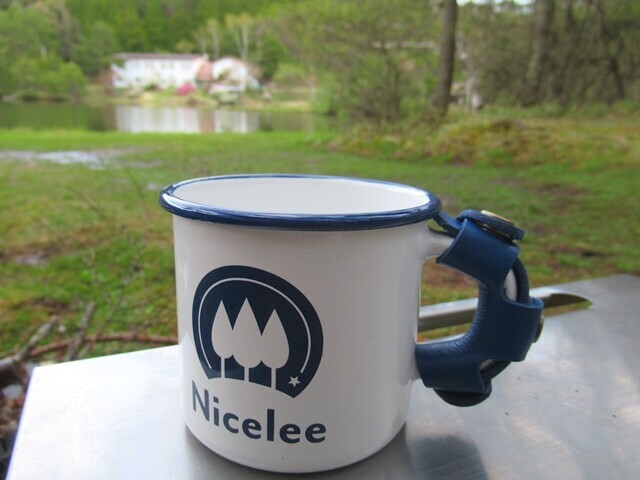 キャンプで持ち込んだナイスリーホーローマグカップ