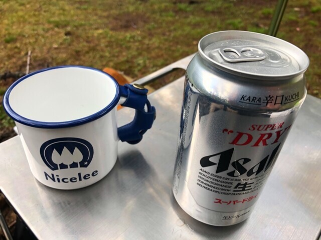 キャンプで持ち込んだナイスリーホーローマグカップとビール