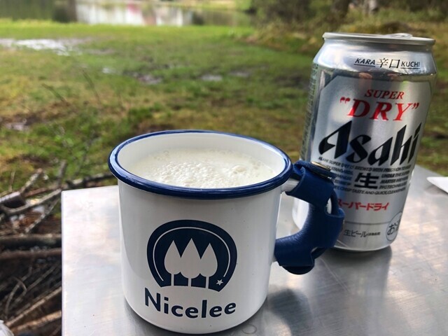 ホーローマグカップに注いだビールの泡の様子