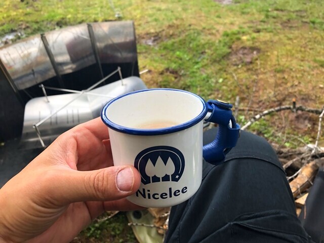 ホーローマグカップを使って飲んでいる様子