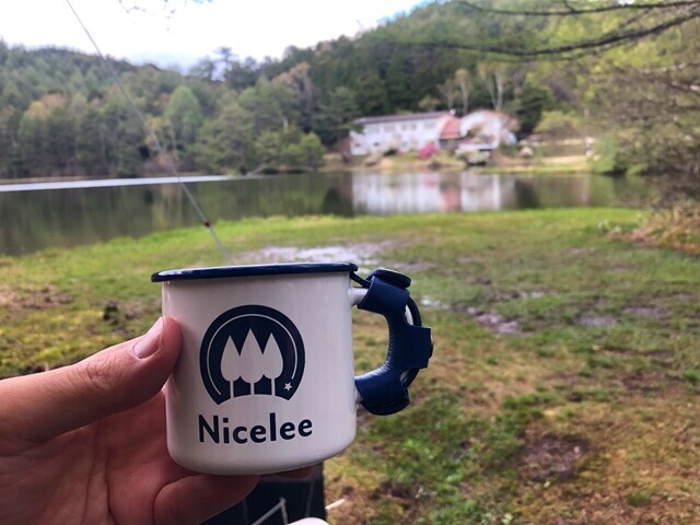 ナイスリーマグカップとキャンプ場の景色