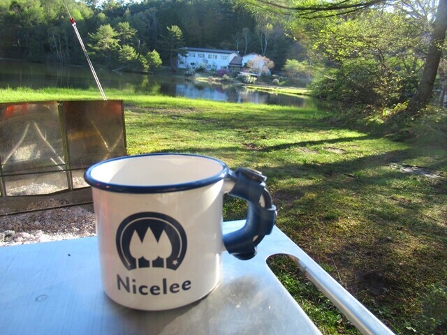 ナイスリーマグカップを使ってコーヒーを淹れた様子