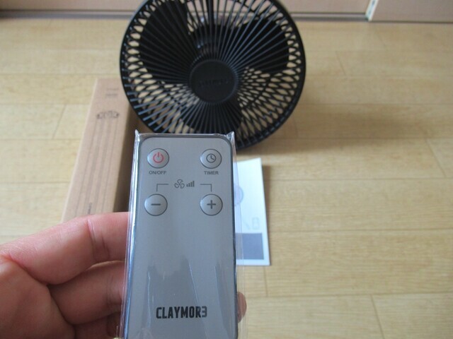 クレイモア扇風機V1040の本体と付属品とリモコン