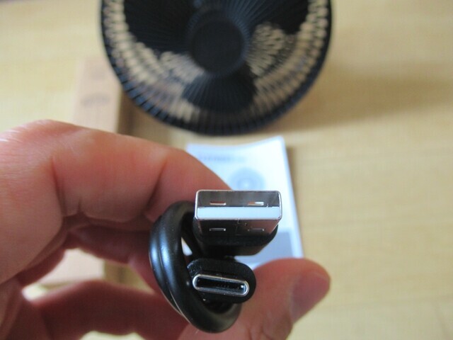 クレイモア扇風機本体の充電に使用するUSBケーブル
