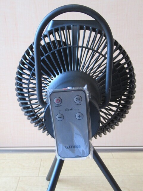 クレイモア扇風機V1040のリモコンは磁石が付いていて本体の裏側にくっ付ける事が出来る