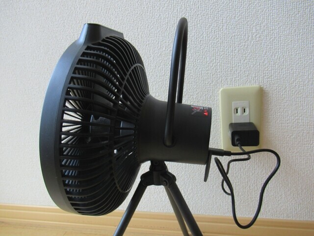 クレイモア扇風機V1040の充電中の様子