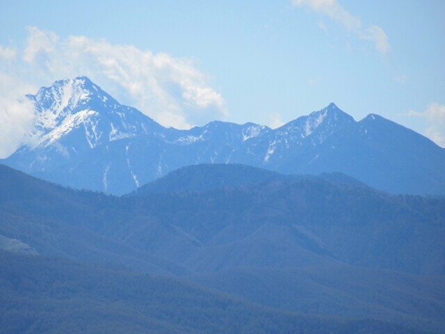 守屋山の山頂から見る甲斐駒ヶ岳と北岳を遠望