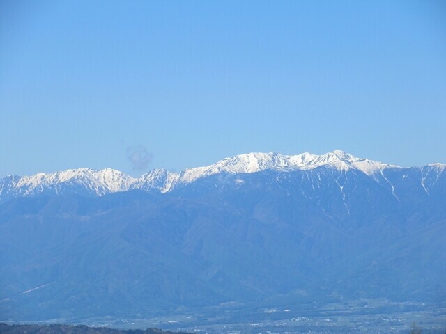 守屋山から残雪の木曾駒ヶ岳景色