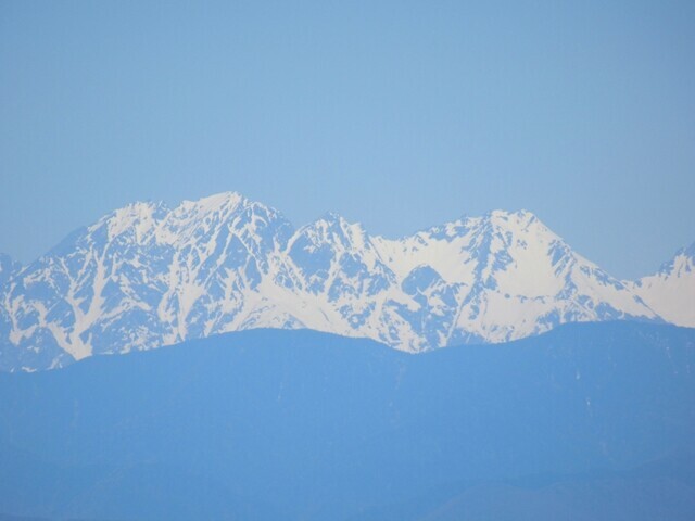 残雪の北アルプスの景色