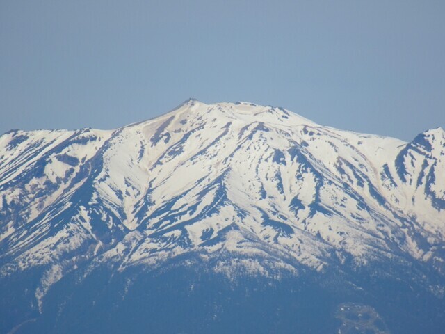 御嶽山の山頂から経ヶ岳を眺めている登山者がいるかは不明