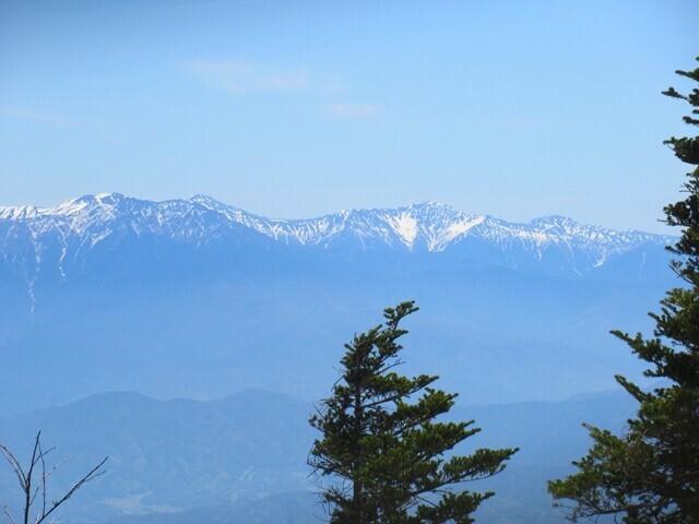 経ヶ岳山頂から南アルプスの眺め